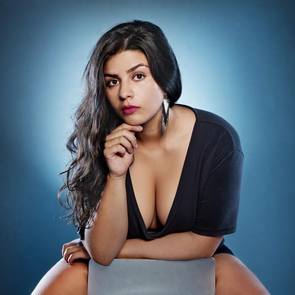 lmk pose suggestive decolte