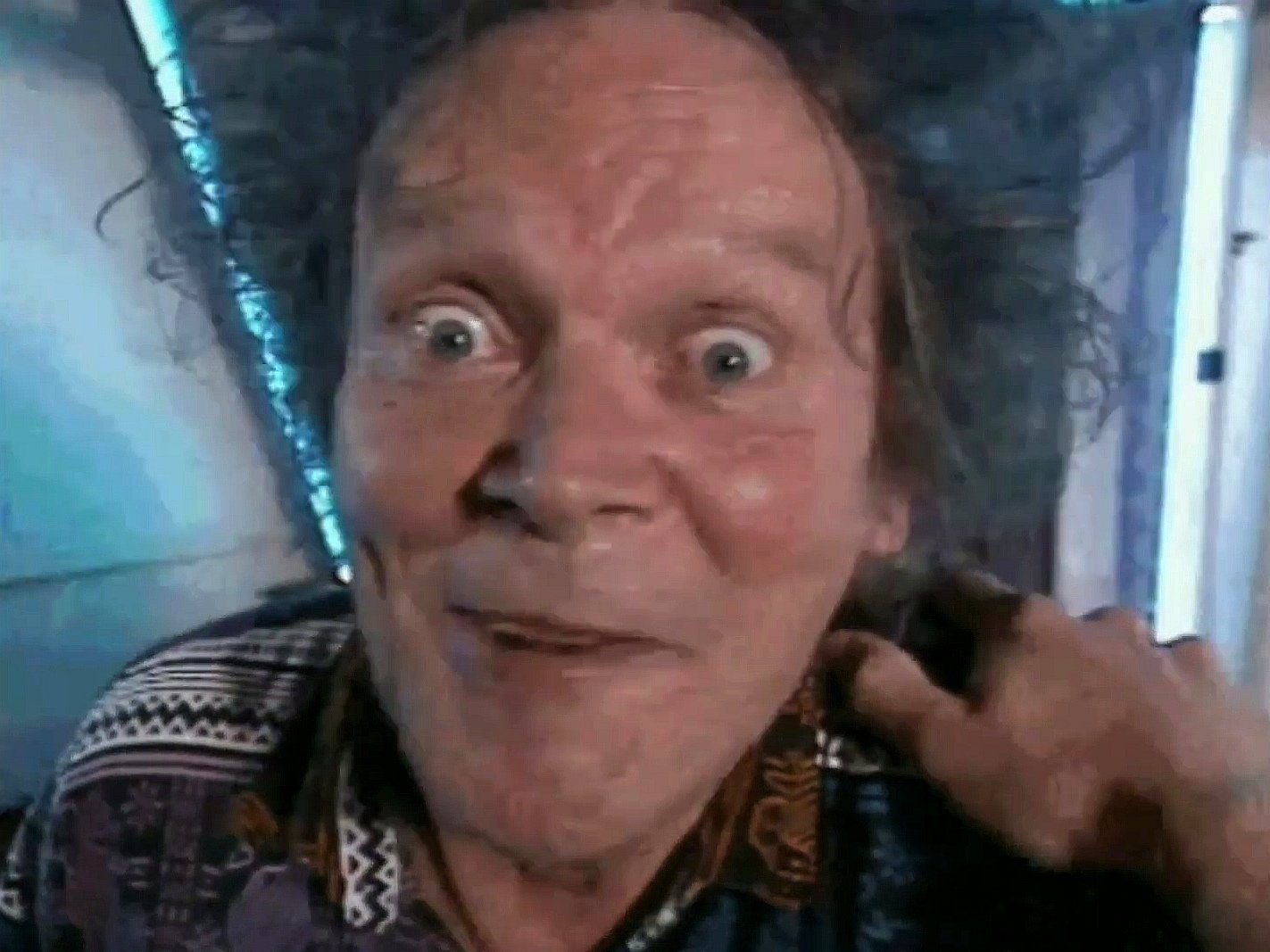 fou fort boyard zinzin zinzolax electricien electricite statique legende ile yvonne neon bleu sourire cheveux