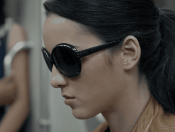 julie estelle indonesienne actrice badass lunettes soleil portable telephone gif asiatique