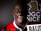 mario-balotelli-ananas-langue-grimace-drole-mdr-nargue-ragebait-chiale-moqueur-troll-rire-nice-italien