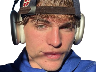 nico paz goat beau gosse chad espagnol argentin real madrid casque casquette mignon regard selfie