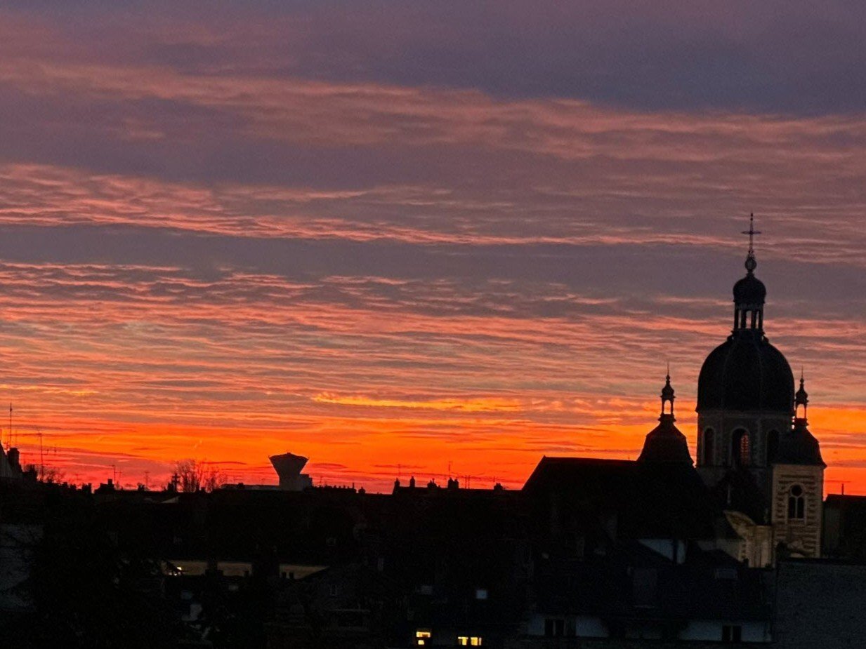 aube leve de soleil aurore matin nuit jour orange lumiere beau ville silhouette ciel