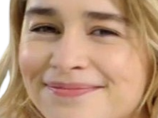 emilia isobel euphemia rose clarke actrice britannique anglaise yeux bleus petite femme blonde mi long