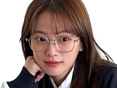 chun woo hee actrice coreenne regard sourire maline pensive lunettes