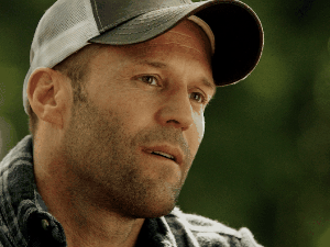 jason statham casquette champ sourire tranquille pensif gif acteur bienveillant