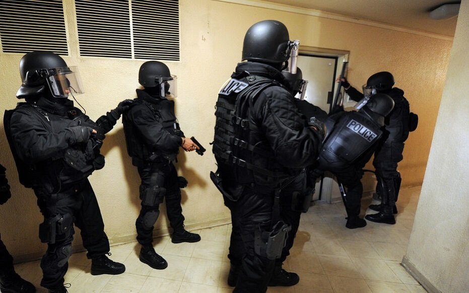 6h matin morning wake welcome door knock toc sonne dring lever nugget 5o milice trooper