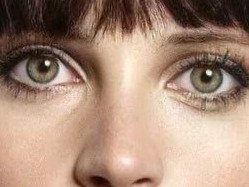 felicity jones star wars cheveux noir poetesse non romancable dommage bloop