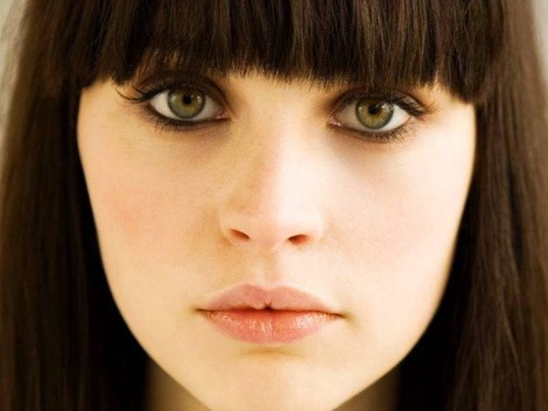 felicity jones star wars cheveux noir poetesse non romancable dommage bloop