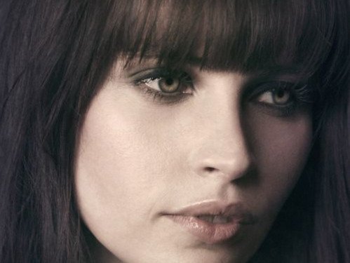 felicity jones star wars cheveux noir poetesse non romancable dommage bloop