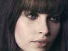 felicity-jones-star-wars-cheveux-noir-poetesse-non-romancable-dommage-bloop