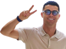 cristiano-ronaldo-cr7-goat-lunettes-soleil-peace-v-victoire-signe-doigts-happy-heureux-gagne-polo