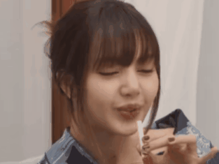 lisa blackpink kpop drink boit mignonne cute gif paille