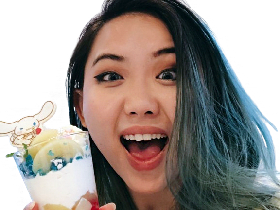 harriet sugarcookie actrice charme vietnamienne asiatique asian grimace troll verre