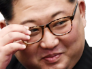 kim-jong-un-sourire-lunettes-coree-nord-aya-issou-ahi-moqueur-moquerie-moque