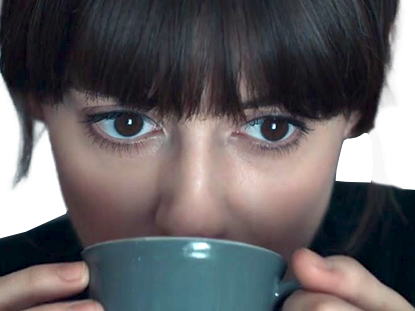 marianne sheridan normal people daisy edgar jones actrice britannique anglaise femme brune vingtaine cheveux attaches