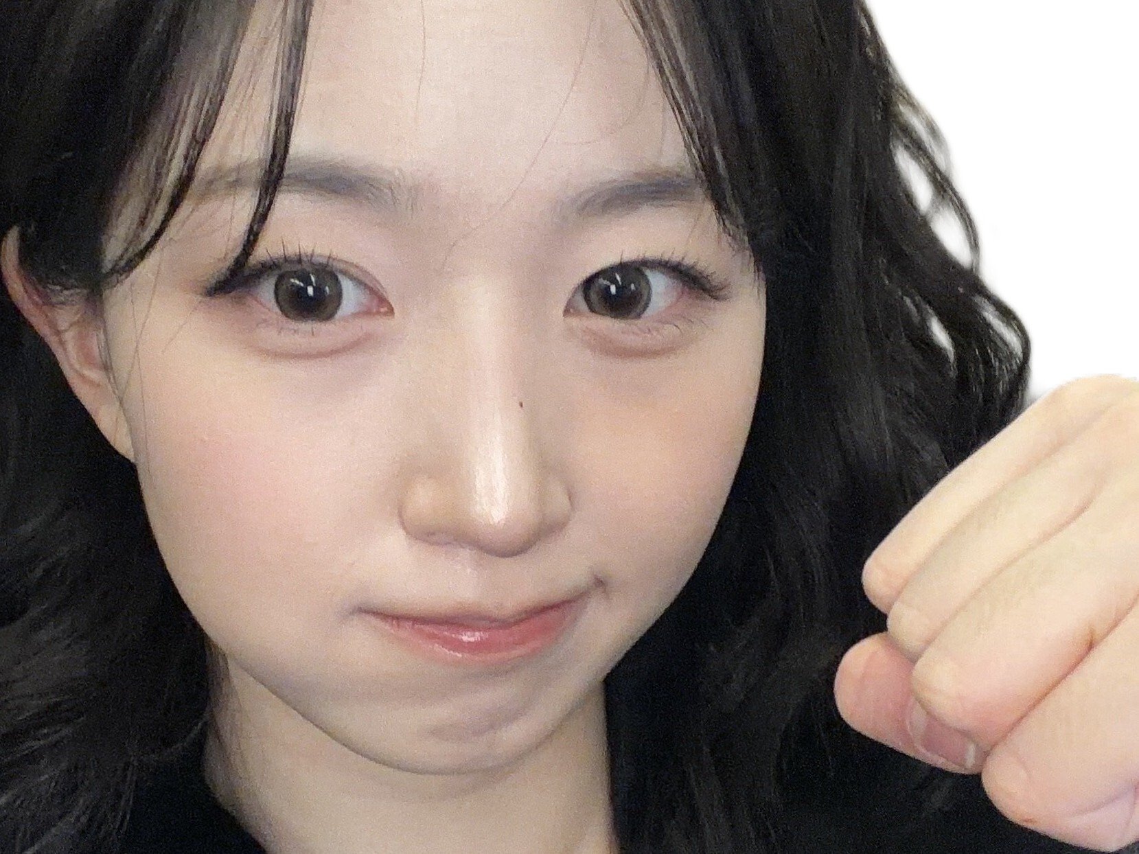 fille asiat asiatiue sourire poing