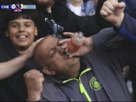 supporter-manchester-city-citizen-fan-troll-trolle-bouteille-bottle-boit-pression-chelsea