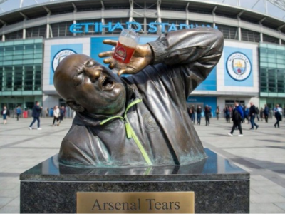 supporter manchester city citizen fan troll trolle bouteille bottle pression chelsea statue larme larmes tears