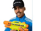 french-arabic-ange-cite-sourire-malin-eau-pistolet-casquette-jeune-gif-amusement-qlf