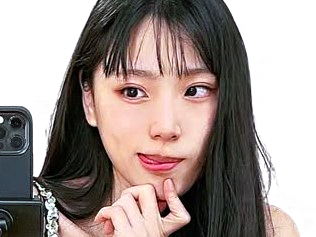 june liu mannequin charme asiatique chinoise spicygum grimace cute mignonne telephone portable