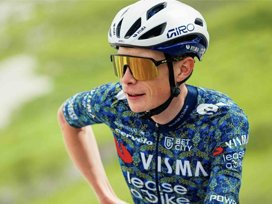 jonas vingegaard cycling bleu vert turquoise visma jumbo cycliste cyclisme tour de france fier satisfait