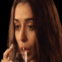 cristin milioti actrice teen femme marlou brune grands yeux triste boire verre vin black mirror