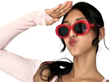 jimena muchsel singapourienne asiatique sportive lunettes soleil grimace troll salutation style