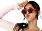 jimena-muchsel-singapourienne-asiatique-sportive-lunettes-soleil-grimace-troll-salutation-style