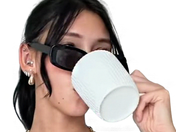 jimena muchsel singapourienne asiatique sportive tasse lunettes soleil drink boit