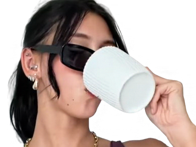 jimena muchsel singapourienne asiatique sportive tasse lunettes soleil drink boit