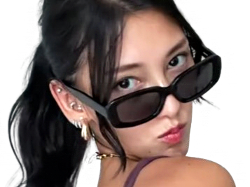 jimena muchsel singapourienne asiatique sportive grimace lunettes soleil chipie
