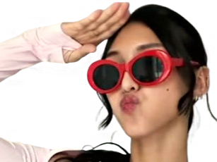 jimena muchsel singapourienne asiatique sportive lunettes soleil grimace salutation troll style zoom