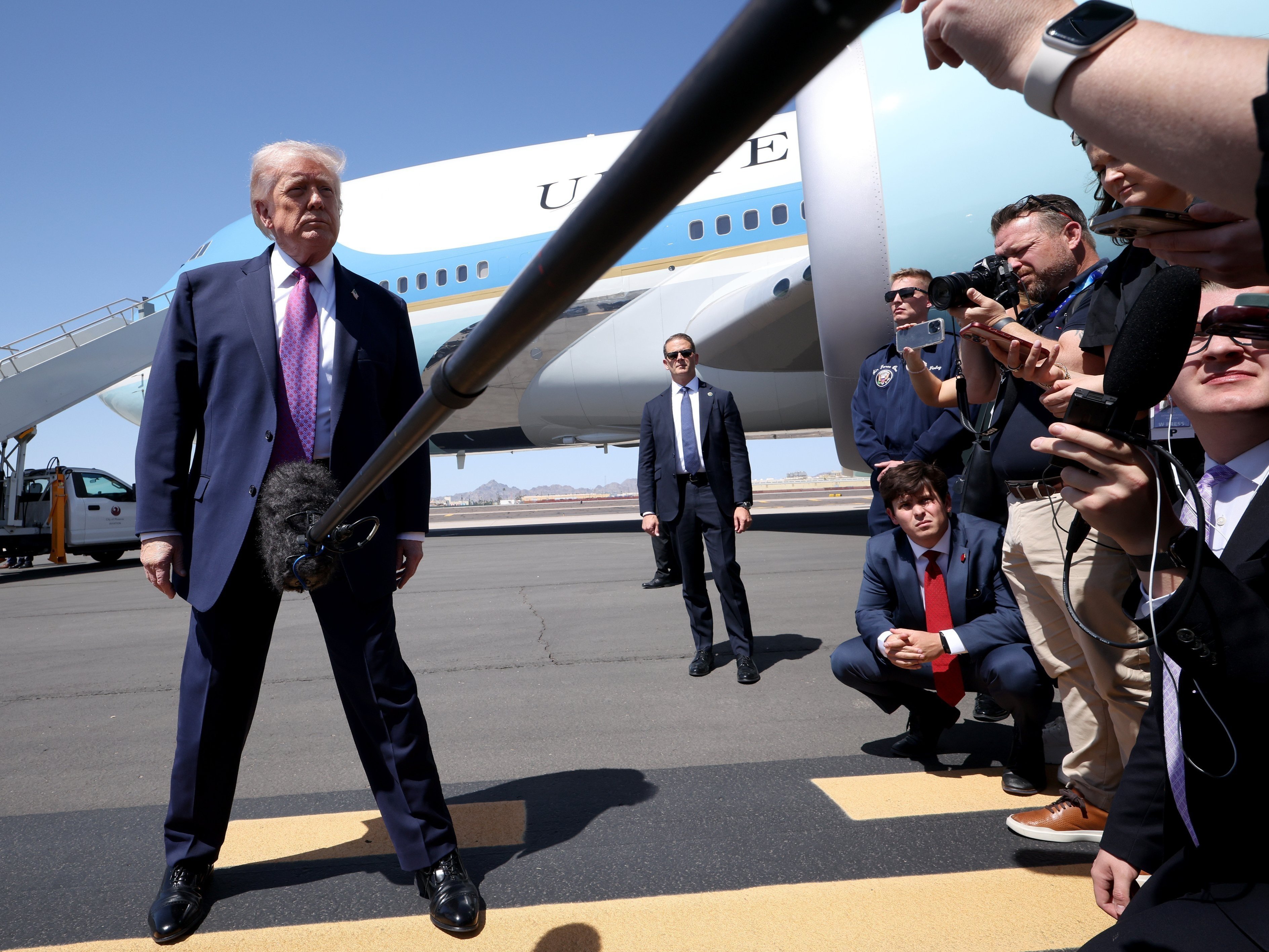 trump micro bite teub grosse longue donald journaliste interview queue penis alpha zizi dominant knifos