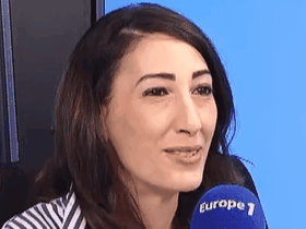 sabrina medjebeur auteure rire gif europe1 micro fauteuil