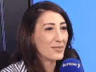 sabrina-medjebeur-auteure-rire-gif-europe1-micro-fauteuil