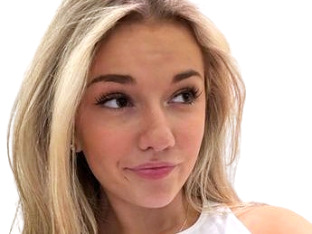 breckie hill influenceuse blonde regard charme sourire maline grimace