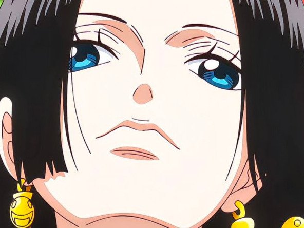 boa hancock one piece cheveux noir boucles oreille serpent yeux bleu fic bloop