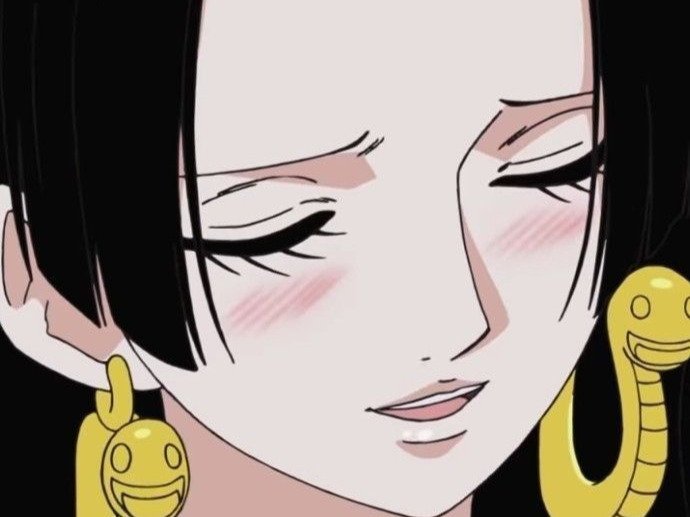 boa hancock one piece cheveux noir boucles oreille serpent yeux bleu fic bloop