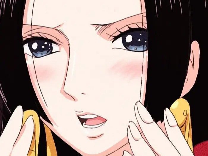 boa hancock one piece cheveux noir boucles oreille serpent yeux bleu fic bloop