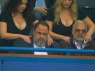 evangelos-marinakis-massage-epaule-epaules-chelsea-president-presidents-nottingham-forrest-tribunes-gros-seins-boobs-forest