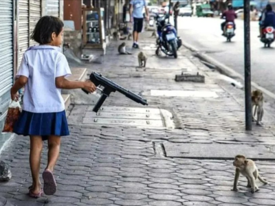 lopburi thailande petite fille fillette enfant thailandaise pistolet a billes airsoft singe multiculturalisme vivre-ensemble insecurite