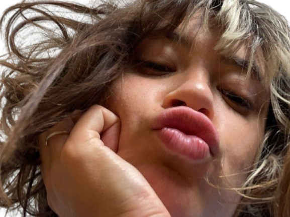 pomme claire pommet chanteuse musicienne francaise jeune jolie cheveux mi longs vingtaine vingtenaire