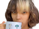 pomme-claire-pommet-chanteuse-musicienne-francaise-jeune-jolie-cheveux-mi-longs-vingtaine-vingtenaire