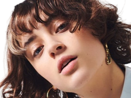 pomme claire pommet chanteuse musicienne francaise jeune jolie cheveux mi longs vingtaine vingtenaire