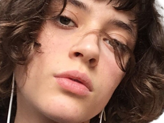 pomme claire pommet chanteuse musicienne francaise jeune jolie cheveux mi longs vingtaine vingtenaire