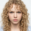 jolie-curly-julia-blonde-fille-sourcils
