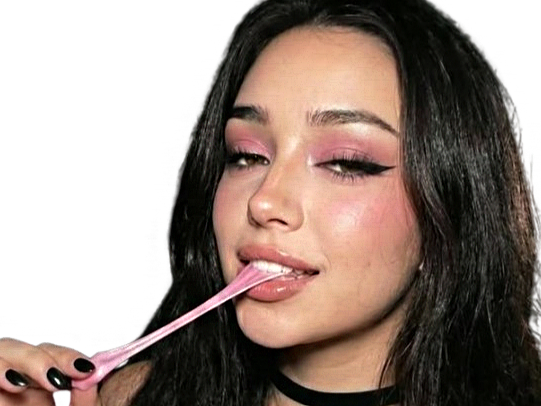 fille badass maline regard chewing gum belle sourire