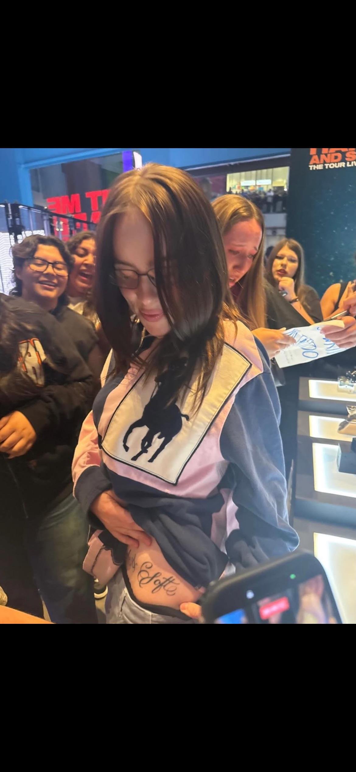 billie eilish wall milf teen femme meuf fille bave bzez walled mur