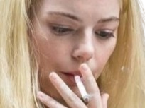 annie landsberg maniac serie emma emily jean stone actrice productrice americaine blonde femme lunettes cigarette