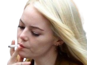 annie landsberg maniac serie emma emily jean stone actrice productrice americaine blonde femme lunettes cigarette